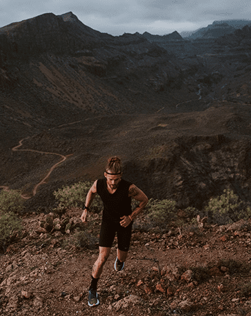 Fotograaf Stef Reynaert - Matthieu bonne aan het lopen in de bergen